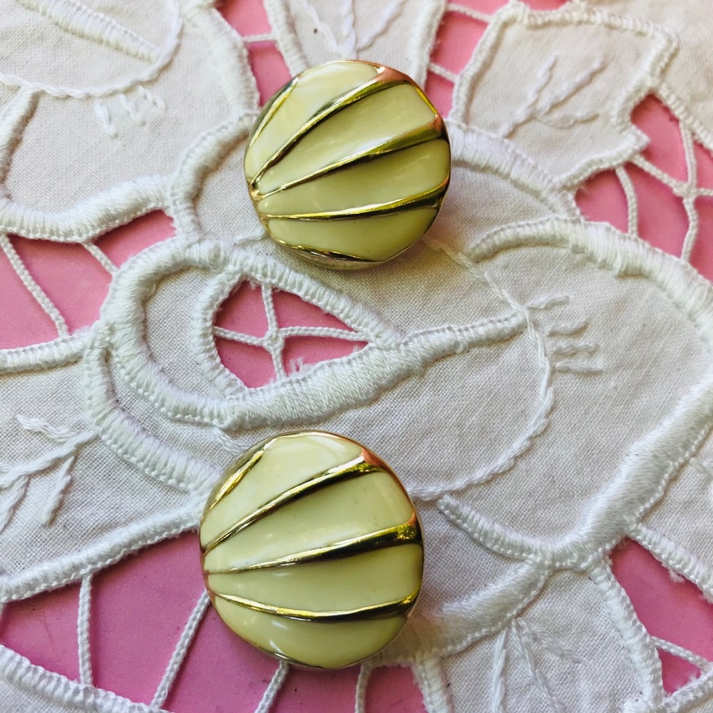 Vintage 80’s cream/gold earrings
